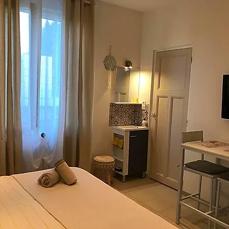 Le Marty Oda ve Kahvaltı 3*